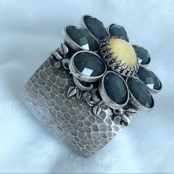 Ollipop Flower Cuff Bracelet 🌼 - Picture 2 of 5